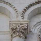 ...e di quattro arcate cieche "sorrette" da colonne...